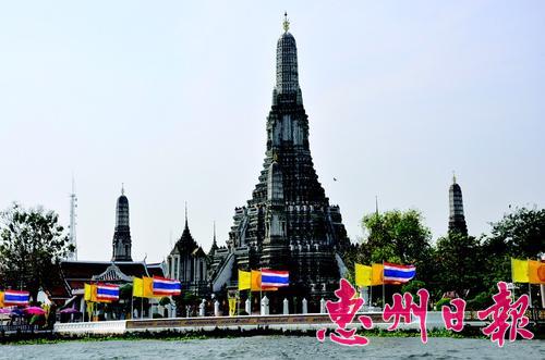泰国湄南河两岸，佛寺林立，当地风情一览无余。
